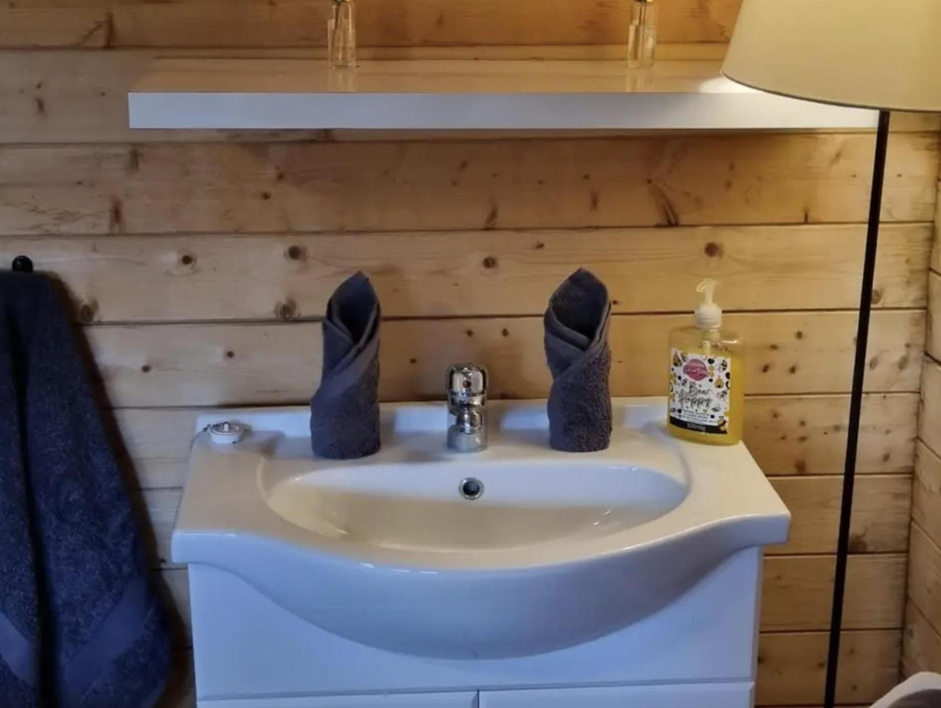 Glamping - Great For Hikers - Breakfast Inc! Holiday home *